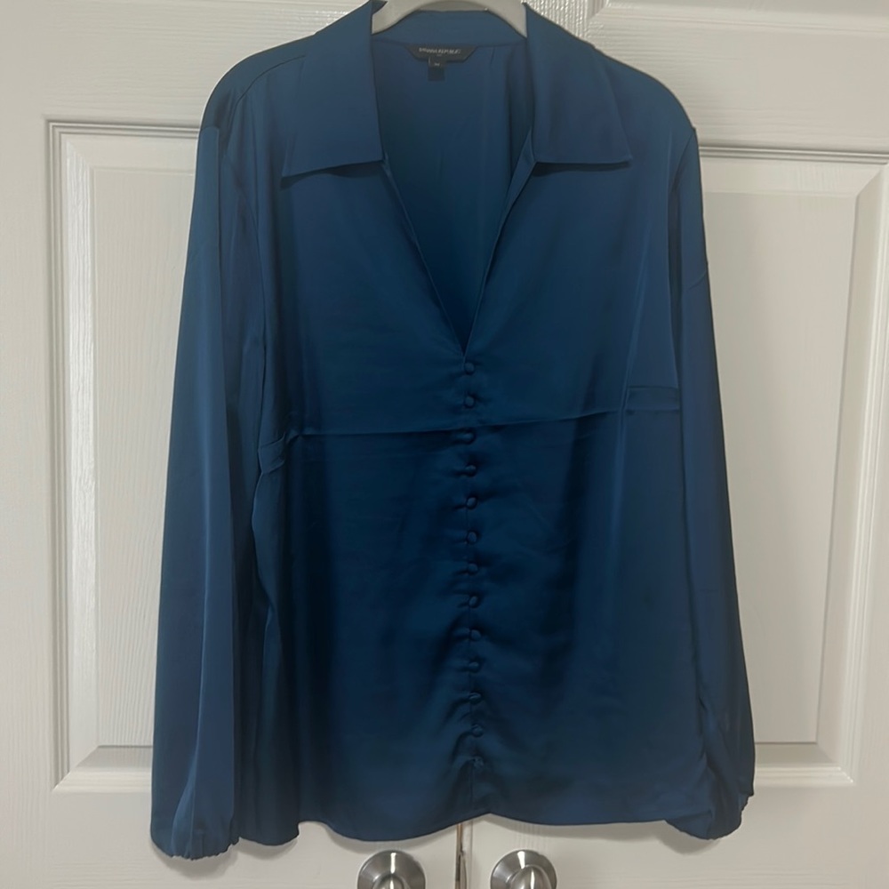 Banana Republic XL Teal Blouse. Never worn, polyester, spandex